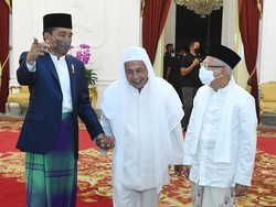 Momen Jokowi Genggam Tangan Habib Luthfi saat Zikir Kebangsaan di Istana