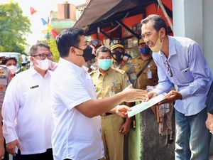 Momen Menteri ATR Keluar Masuk Gang Bagi-bagi Sertifikat Tanah