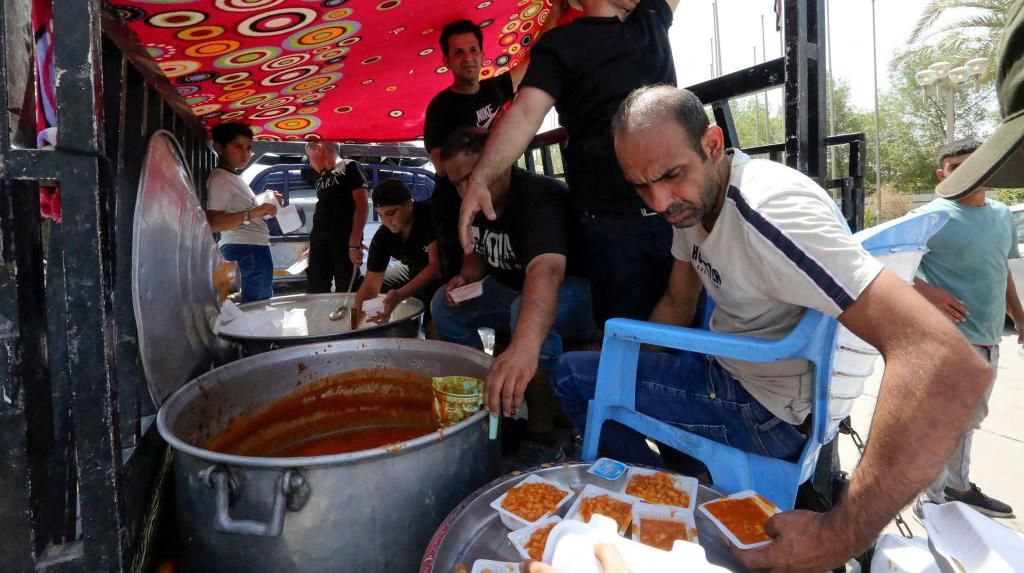 Saat Relawan Bagi Makanan untuk Demonstran yang Duduki Parlemen Irak
