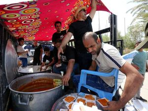 Saat Relawan Bagi Makanan untuk Demonstran yang Duduki Parlemen Irak