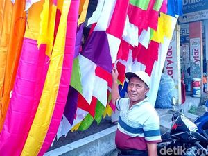 Sisi Lain Pedagang Bendera di Ciamis dan Bandung