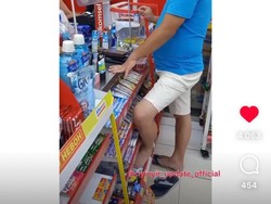 Nggak Sopan! Pembeli Ini Injak Rak Makanan saat Bayar di Kasir Alfamart