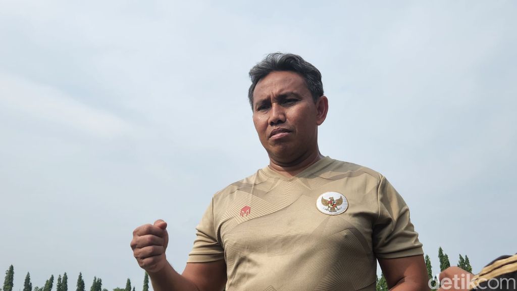 Pelatih Timnas U-16 Bima Sakti di Lapangan UNY, Selasa (2/8/2022).