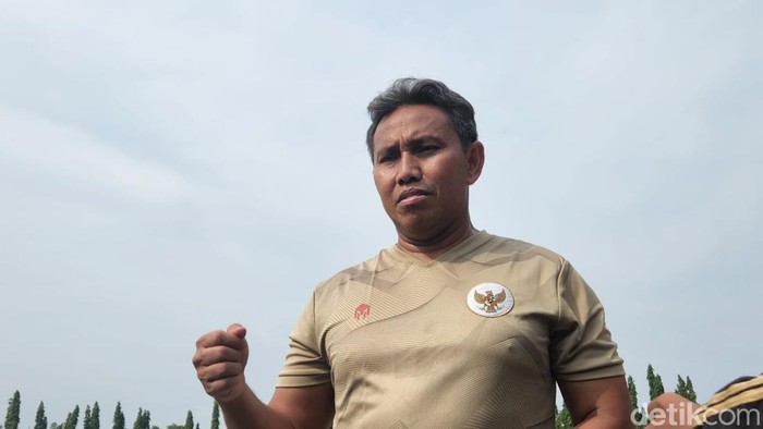 Pelatih Timnas U-16 Bima Sakti di Lapangan UNY, Selasa (2/8/2022).