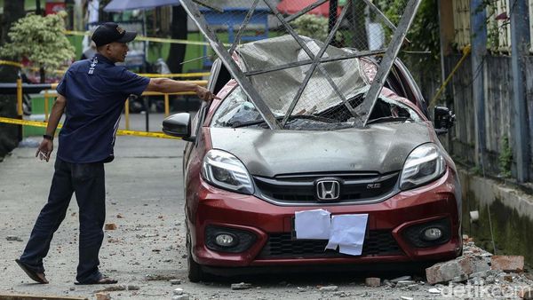 Penampakan Mobil Tertimpa Bangunan di GOR Mampang Prapatan