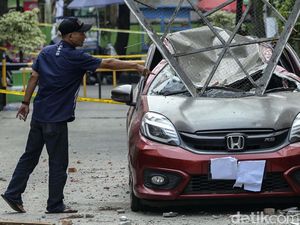 Penampakan Mobil Tertimpa Bangunan di GOR Mampang Prapatan