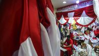 Melihat Kesibukan Para Penjahit Bendera yang Mulai Kebanjiran Order