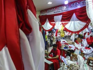 Melihat Kesibukan Para Penjahit Bendera yang Mulai Kebanjiran Order Melihat Kesibukan Para Penjahit Bendera yang Mulai Kebanjiran Order