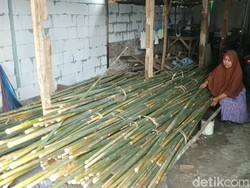 Penjual Tiang Bendera Bambu di Kota Pasuruan Raup Cuan Jelang HUT Kemerdekaan