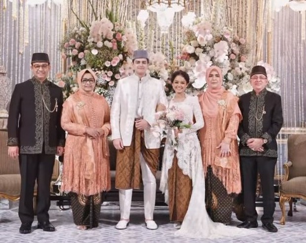Mutiara Baswedan mengenakan kebaya putih panjang rancangan Didiet Maulana