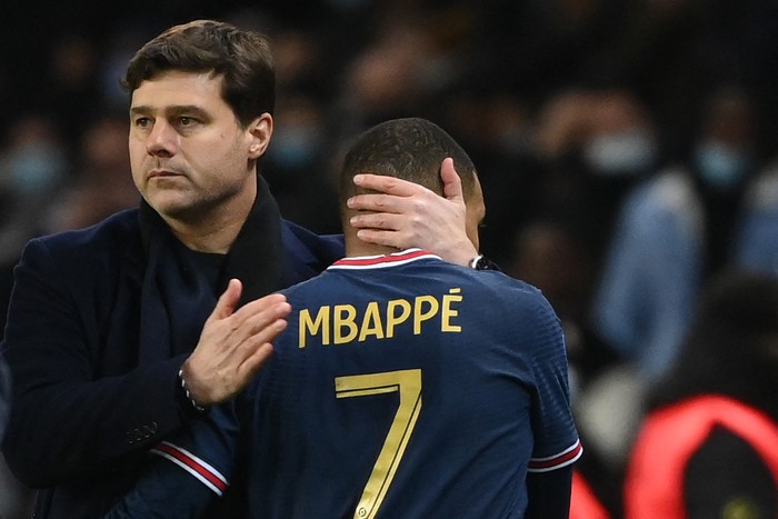 Paris Saint-Germains French forward Kylian Mbappe (R) is congratulated by Paris Saint-Germains Argentinian head coach Mauricio Pochettino (L) as he leaves the pitch for a substitution during the French L1 football match between Paris Saint-Germain (PSG) and AS Monaco (ASM) at the Parc des Princes stadium in Paris, on December 12, 2021. (Photo by FRANCK FIFE / AFP) (Photo by FRANCK FIFE/AFP via Getty Images)