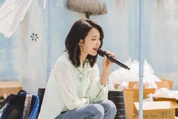 Potret Eun Ji (Apink) bernanyi/ Foto: pinterest.com Potret Eun Ji (Apink) bernanyi