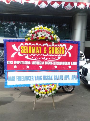 Potret karangan bunga yang ditujukan untuk Kominfo  usai pemblokiran situs Game hingga PayPal