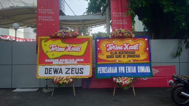 Potret karangan bunga yang ditujukan untuk Kominfo  usai pemblokiran situs Game hingga PayPal