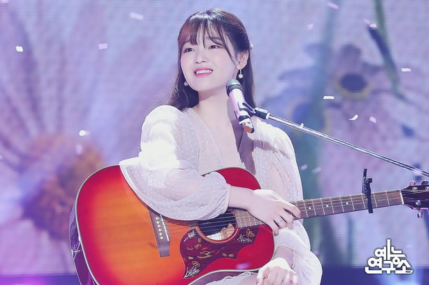 Potret Seung Hee (OH MY GIRL) bernyanyi/ Foto: Potret Seung Hee (OH MY GIRL) bernyanyi