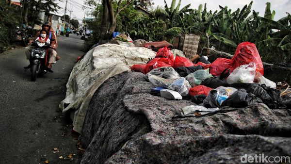 Penampakan Tumpukan Sampah di Perkampungan Citayam