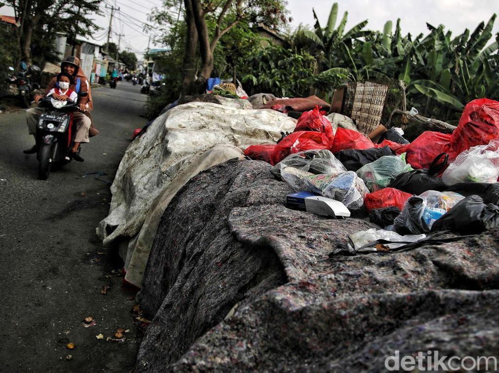 Penampakan Tumpukan Sampah di Perkampungan Citayam