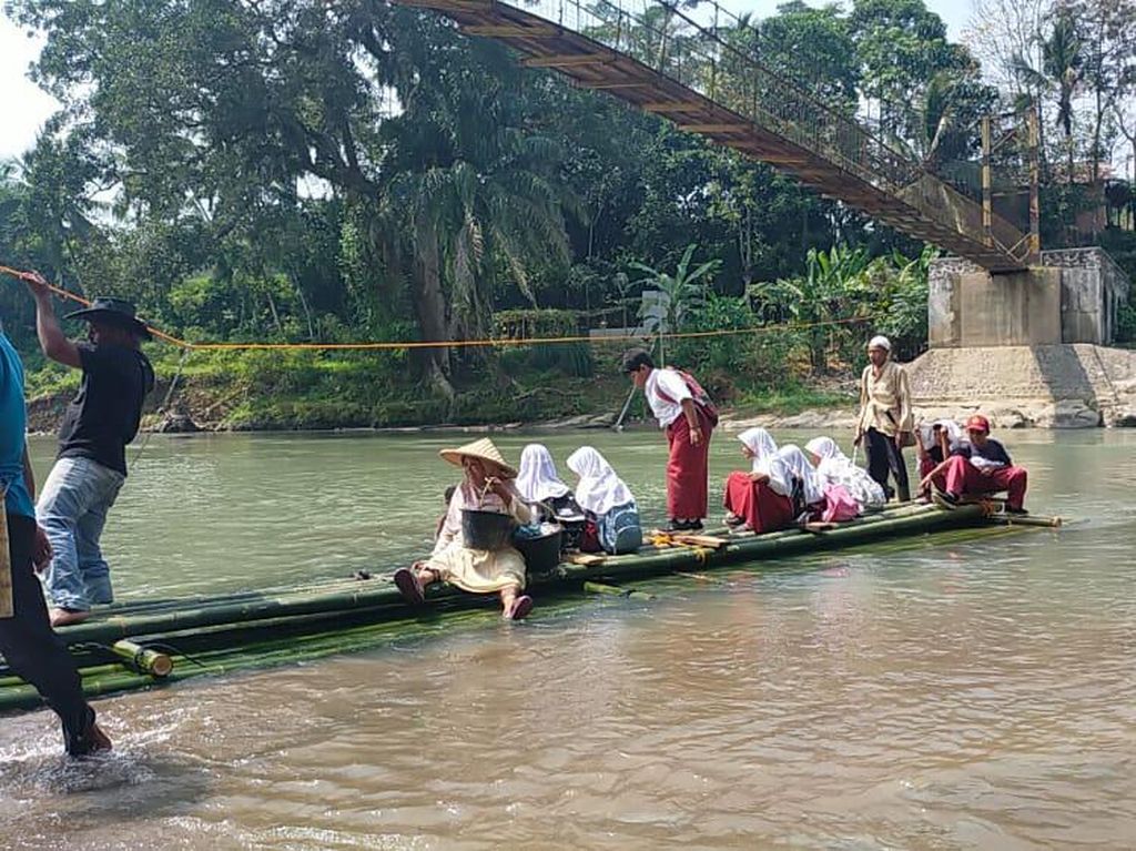 Jembatan di Cipanas Lebak Rusak, Siswa SD Gunakan Rakit untuk Sekolah