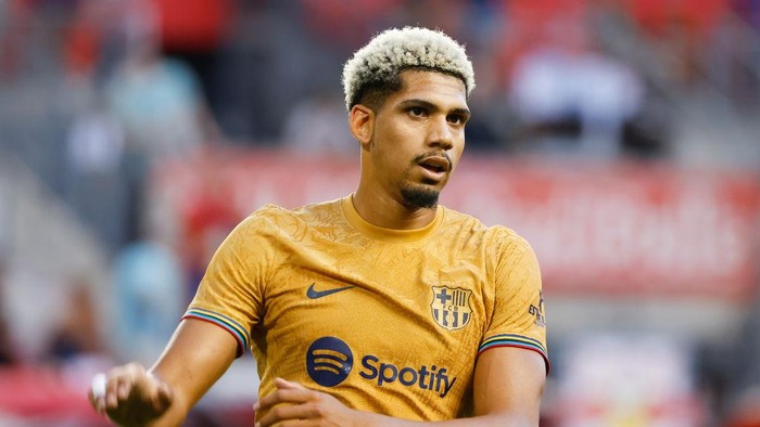 HARRISON, NJ - JULY 30:  FC Barcelona defender Ronald Araujo (4) during the game between New York Red Bulls and FC Barcelona on July 30, 2022 at Red Bull Arena in Harrison, New Jersey.  (Photo by Rich Graessle/Icon Sportswire via Getty Images)