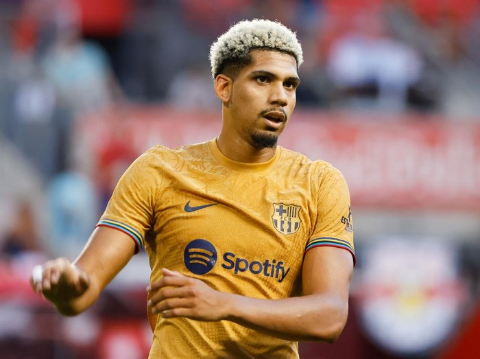 HARRISON, NJ - JULY 30:  FC Barcelona defender Ronald Araujo (4) during the game between New York Red Bulls and FC Barcelona on July 30, 2022 at Red Bull Arena in Harrison, New Jersey.  (Photo by Rich Graessle/Icon Sportswire via Getty Images)