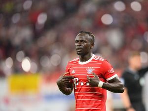 Sadio Mane Memilih Tak Ikut Pegang Bir di Foto Tim Bayern Munich Sadio Mane Memilih Tak Ikut Pegang Bir di Foto Tim Bayern Munich