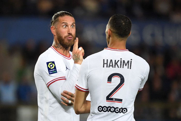 TOPSHOT - Paris Saint-Germains Moroccan defender Achraf Hakimi (R) celebrates with Paris Saint-Germains Spanish defender Sergio Ramos after scoring his teams second goal during the French L1 football match between Strasbourg RC and Paris Saint-Germain (PSG) at La Meinau stadium in Strasbourg, eastern France, on April 29, 2022. (Photo by Patrick HERTZOG / AFP) (Photo by PATRICK HERTZOG/AFP via Getty Images)
