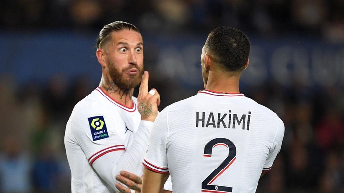 TOPSHOT - Paris Saint-Germains Moroccan defender Achraf Hakimi (R) celebrates with Paris Saint-Germains Spanish defender Sergio Ramos after scoring his teams second goal during the French L1 football match between Strasbourg RC and Paris Saint-Germain (PSG) at La Meinau stadium in Strasbourg, eastern France, on April 29, 2022. (Photo by Patrick HERTZOG / AFP) (Photo by PATRICK HERTZOG/AFP via Getty Images)