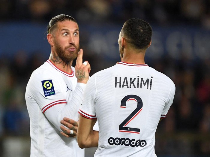 TOPSHOT - Paris Saint-Germain's Moroccan defender Achraf Hakimi (R) celebrates with Paris Saint-Germain's Spanish defender Sergio Ramos after scoring his team's second goal during the French L1 football match between Strasbourg RC and Paris Saint-Germain (PSG) at La Meinau stadium in Strasbourg, eastern France, on April 29, 2022. (Photo by Patrick HERTZOG / AFP) (Photo by PATRICK HERTZOG/AFP via Getty Images)