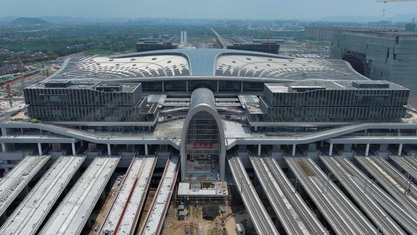 Megahnya Stasiun Hangzhou China, Atapnya Pakai Solar Panel