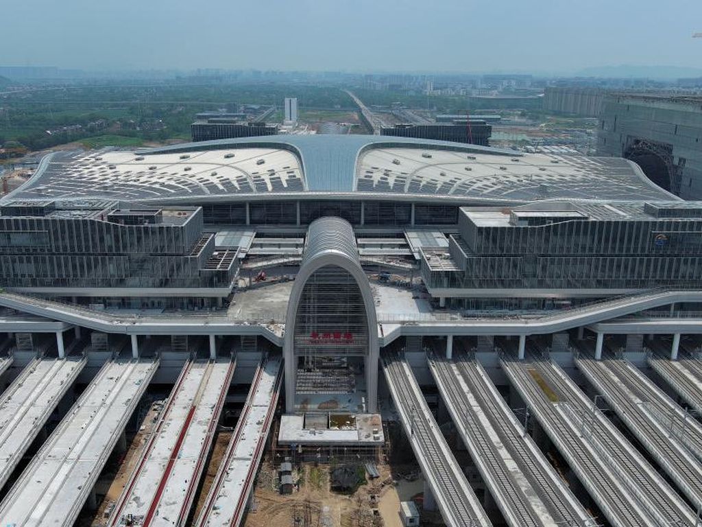 Megahnya Stasiun Hangzhou China, Atapnya Pakai Solar Panel Megahnya Stasiun Hangzhou China, Atapnya Pakai Solar Panel