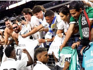 Ancelotti Unggah Momen Suporter PSS Minta Tanda Tangan Pemain Madrid