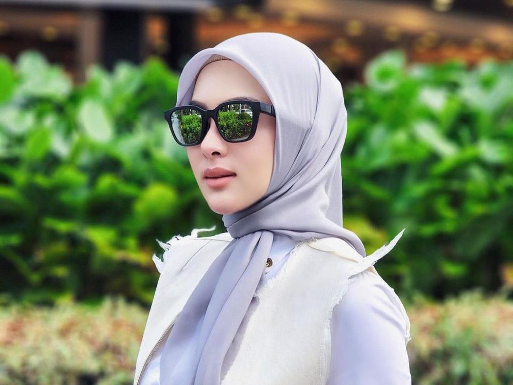 Gaya Syahrini Pakai Sandal Kembar Dengan Kylie Jenner, Harganya Bikin Syok Gaya Syahrini Pakai Sandal Kembar Dengan Kylie Jenner, Harganya Bikin Syok
