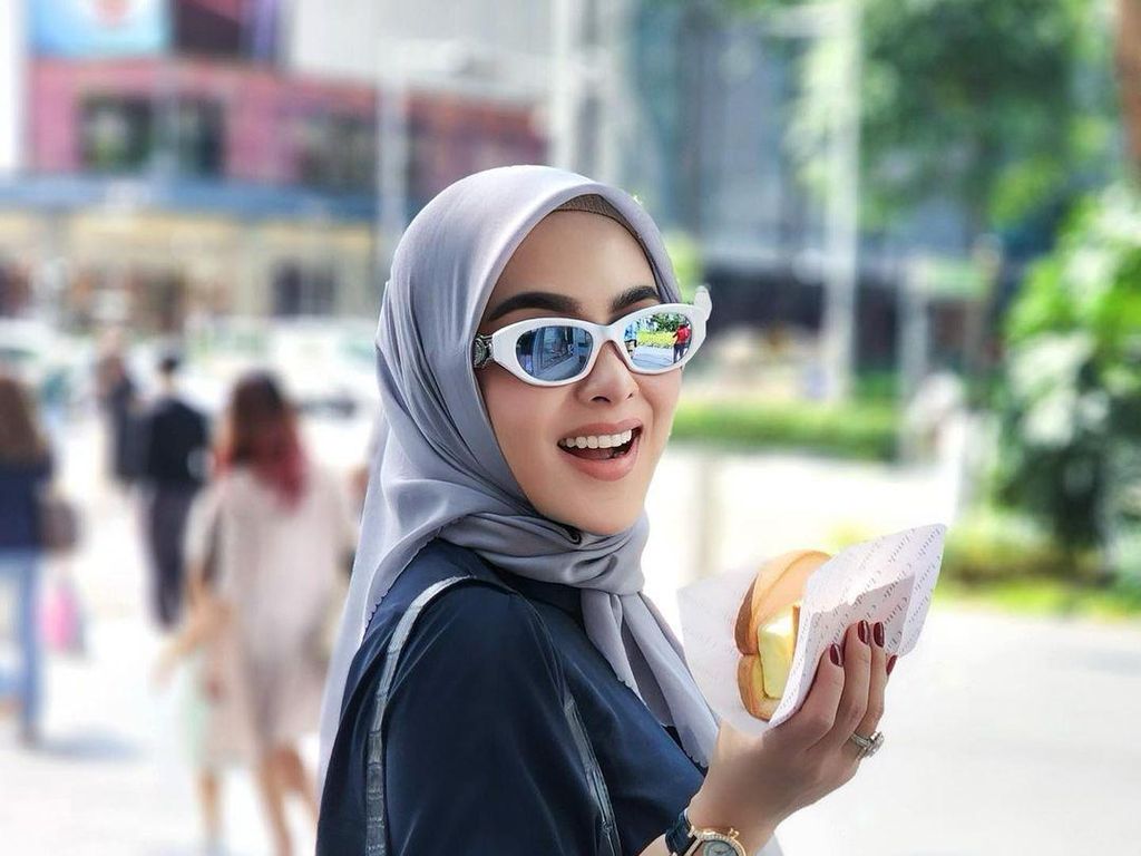Intip Gelang Unik Syahrini yang Diejek Reino Barack Bak Peniti Segede Rumah Intip Gelang Unik Syahrini yang Diejek Reino Barack Bak Peniti Segede Rumah