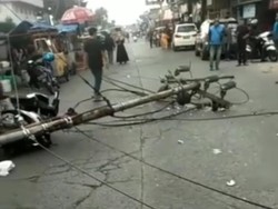 Tiang Listrik di Lembang Tumbang Timpa Pemotor