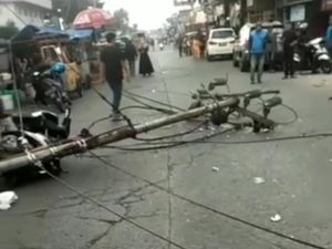 Tiang Listrik di Lembang Tumbang Timpa Pemotor Tiang Listrik di Lembang Tumbang Timpa Pemotor