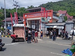 Truk Pecah Ban Belakang Terbalik di Palopo, Sopir Selamat