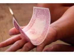 Uang Soekarno Melengkung Bukan karena Sihir Jin!