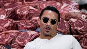 10 Aksi Salt Bae Saat Potong Daging, Bikin Foodies Terkesima!
