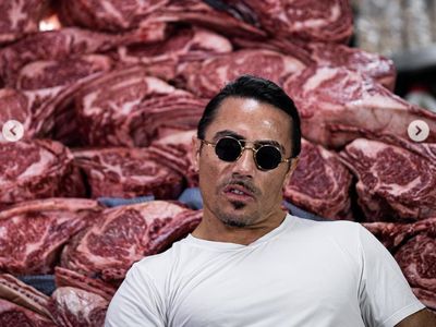 10 Aksi Salt Bae Saat Potong Daging, Bikin Foodies Terkesima!