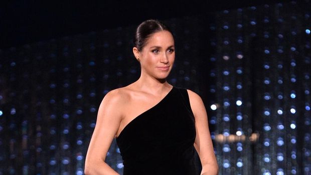 LONDON, ENGLAND - DECEMBER 10:  Meghan, Duchess of Sussex on stage during The Fashion Awards 2018 In Partnership With Swarovski at Royal Albert Hall on December 10, 2018 in London, England.  (Photo by Jeff Spicer/BFC/Getty Images)