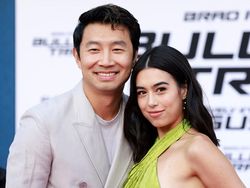 Go Public! Simu Liu Gandeng Pacar ke Premiere Bullet Train