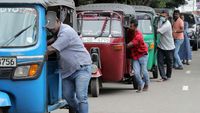 Sri Lanka Mulai Batasi Pembelian BBM, Warga Antre Dorong Motor dan Bajaj