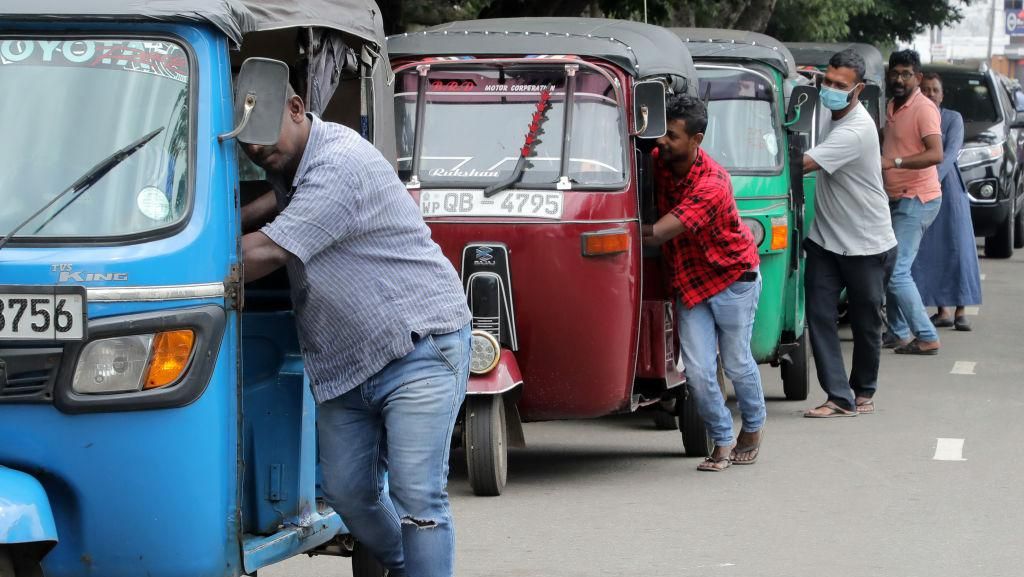 Sri Lanka Mulai Batasi Pembelian BBM, Warga Antre Dorong Motor dan Bajaj Sri Lanka Mulai Batasi Pembelian BBM, Warga Antre Dorong Motor dan Bajaj
