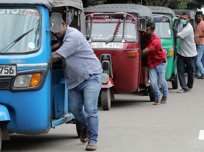 Sri Lanka Mulai Batasi Pembelian BBM, Warga Antre Dorong Motor dan Bajaj