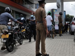 Pasar Gelap BBM Muncul Seiring Krisis Pasokan di Sri Lanka