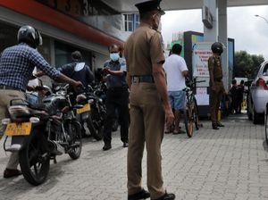 Pasar Gelap BBM Muncul Seiring Krisis Pasokan di Sri Lanka Pasar Gelap BBM Muncul Seiring Krisis Pasokan di Sri Lanka