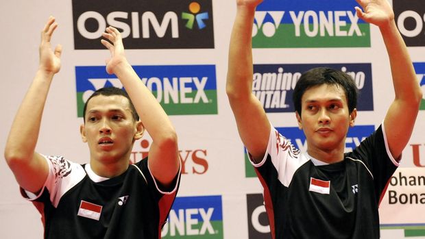 Men's doubles silver medallists Bona Septano (L) and Mohammad Ahsan (R) of Indonesia wave on the podium during the awards ceremony at the Japan Open badminton championships in Tokyo on September 25, 2011. Top-seeded Cai Yun (L) and Fu Haifeng China won the final match 21-13, 23-21.     AFP PHOTO / TOSHIFUMI KITAMURA (Photo by TOSHIFUMI KITAMURA / AFP)