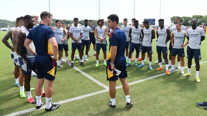 BALTIMORE, MARYLAND - JULY 14: Mikel Arteta the Arsenal manager talks to the players and staff before the Arsenal training session on July 14, 2022 in Annapolis, Maryland. (Photo by David Price/Arsenal FC via Getty Images)
