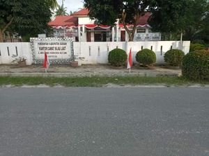 Heboh Bendera Merah Putih di Asahan Dipasang Hampir Menyentuh Tanah Heboh Bendera Merah Putih di Asahan Dipasang Hampir Menyentuh Tanah