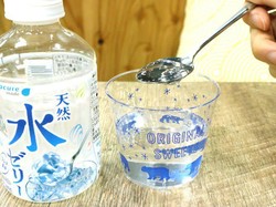 Bosan Minum Air? Coba Makan Jelly Air Putih yang Kenyal Ini